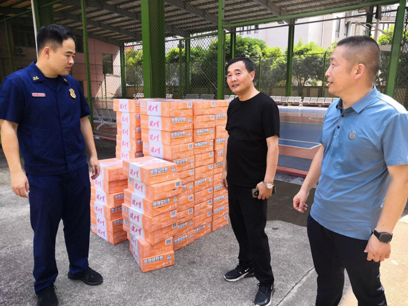 浦江農(nóng)批市場聯(lián)合當(dāng)?shù)毓╀N社開展&ldquo;八一&rdquo;慰問活動