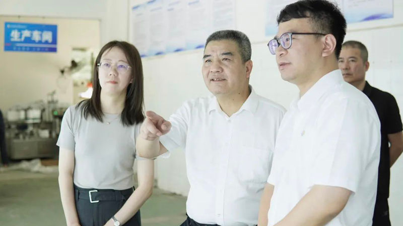 省供銷社黨委委員、監(jiān)事會主任童日暉到石原金牛生物公司調(diào)研