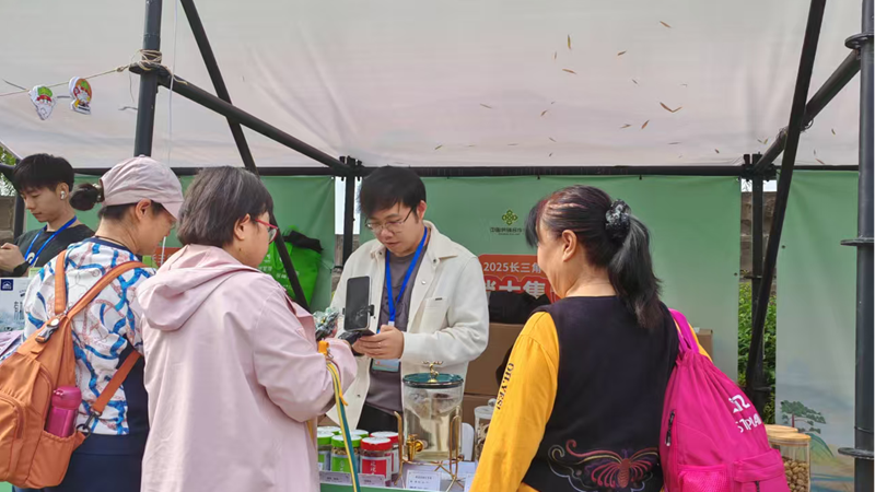 浙產(chǎn)好藥香飄徽州 浙農(nóng)中藥亮相黃山供銷(xiāo)大集